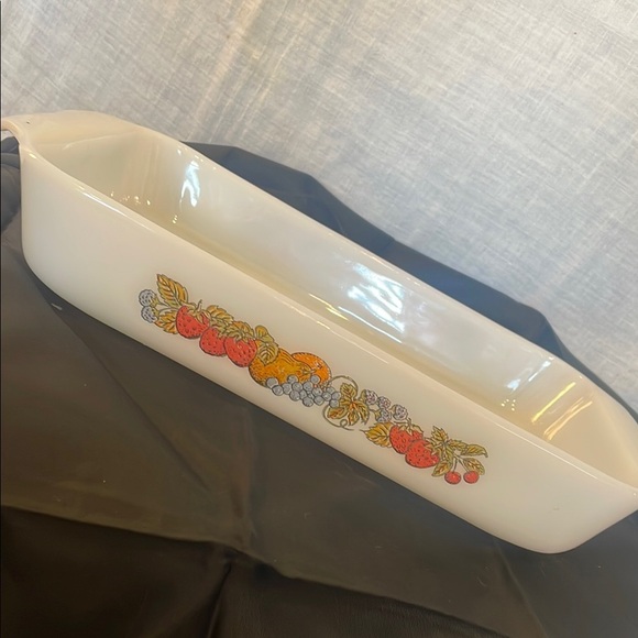 Vintage fire king anchor hocking White Baking Dish with Fruit Design - Picture 1 of 3